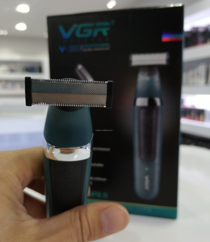 ماكينة VGR V-393 لحلاقة وتنعيم الدقن والجسم والمناطق الحساسة